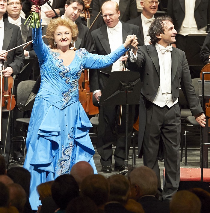Die Jubilarin mit ihrem Dirigenten Marco Armiliato