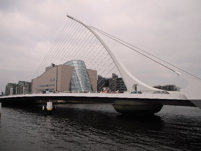 Calatrava-Brücke, Durchblick aufs Convention Centre