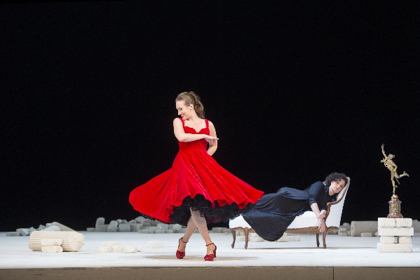 Brenda Rae (Zerbinetta), Camilla Nylund (Ariadne), Foto Monika Rittershaus