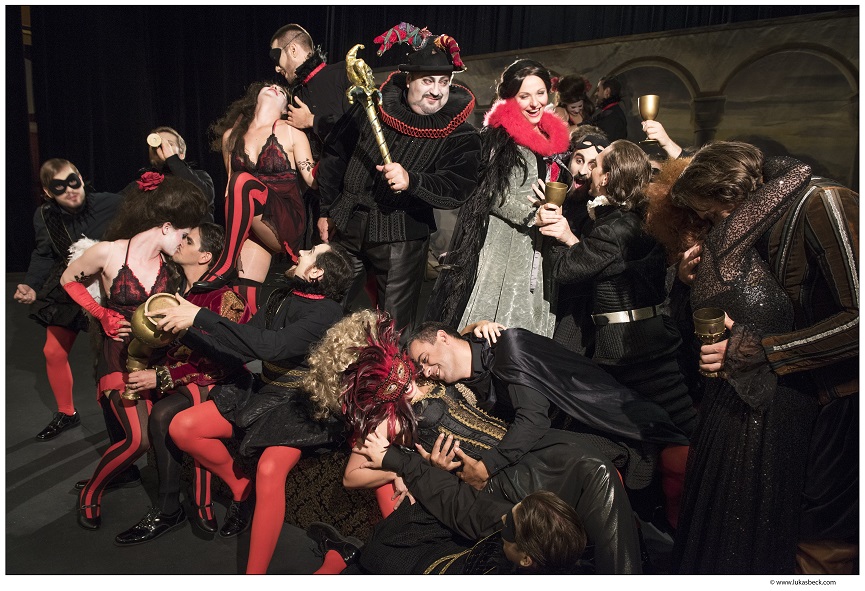Rigoletto und die Ceprano mitten im Trubel (Paolo Rumetz und Elisabeth Pratscher