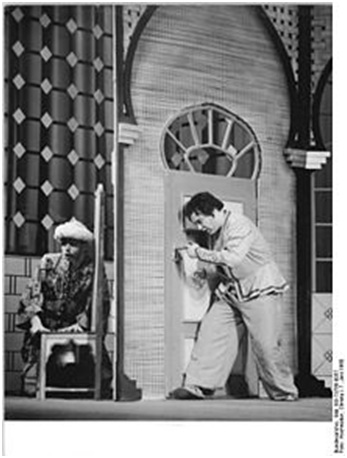 Peter Schreier als Abu Hassan und Erich Siebenschuh als Kalif in Webers Abu Hassan, Dresden 1960