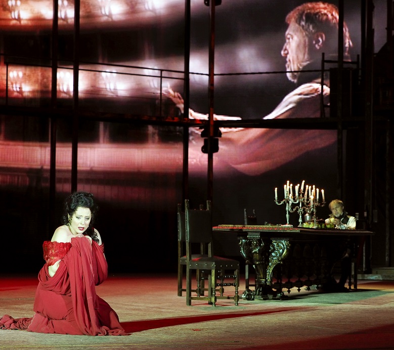 Martina SERAFIN beim "Vissi d´arte", rechts der Scarpia von Davide Damiano mit der typischen Hintergrundprojektion