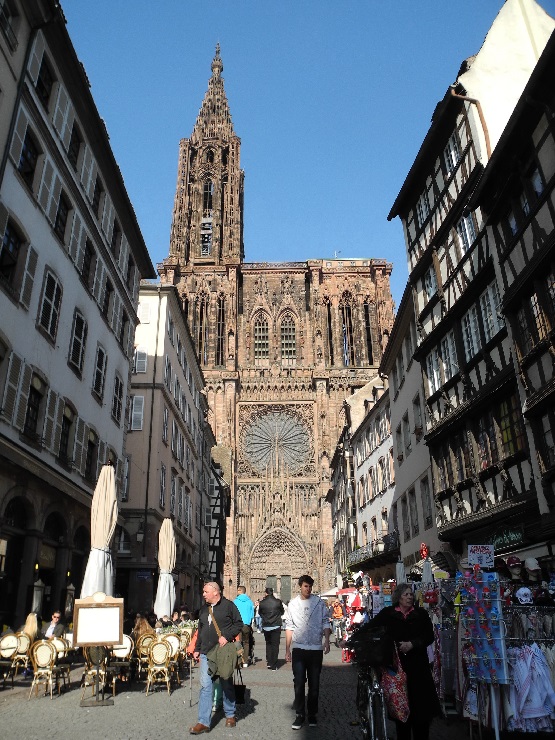 Blick durch eine Gasse aufs Straßburger Münster