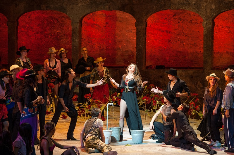 Oksana Volkova als Carmen mit verführerischem Schenkel