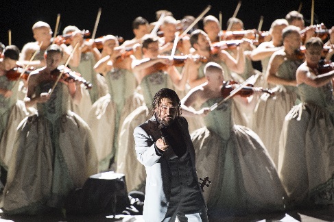 Les Contes d'Hoffmann, Bösewicht Dimitry Ivashchenko und Ensemble, Foto Monika Rittershaus