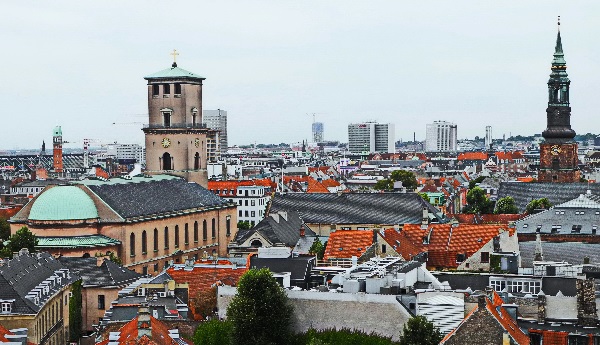 Dom (links), Petri Kirche (rechts)