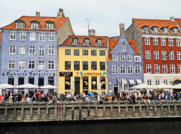 Nyhavn, das kleine blaue Haus von 1681 ist das älteste