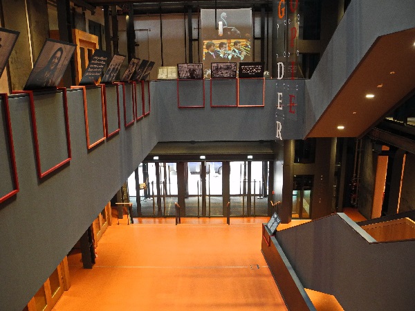 Barenboim-Said-Akademie, Eingangshalle, Blick zu den Türen, b
