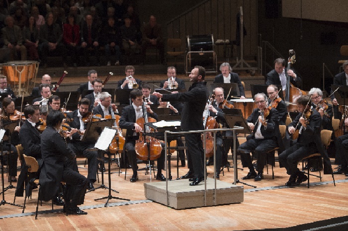 » BERLIN/ Philharmonie: KIRILL PETRENKO Dirigiert Mozart Und ...