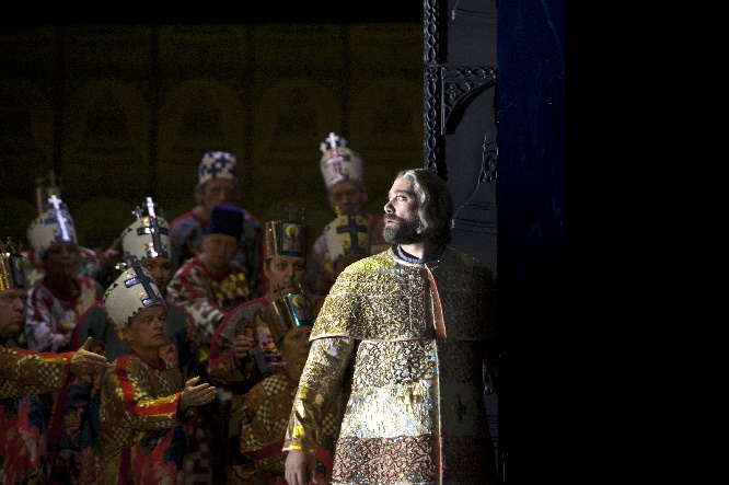 Boris Godunow, Titelheld Ain Anger und Chor, Foto Bernd Uhlig