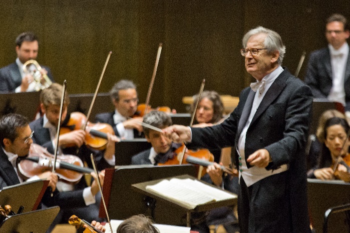 Sir John Eliot Gardiner dirigiert das Grosse Concert im Gewandhaus, Foto Bachfest Leipzig, Gert Mothes