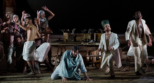 Die Sonnenfinsternis. Links knieend Goran Juric, rechts der Pharao Andrew Foster-Williams Fotocopyright Karl Forster/Festspiele