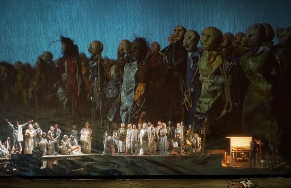 Die Durchschreitung des geteilten Roten Meeres. Im Vordergrund die Bühnenbewegungen, im Hintergrund die Puppen, abgefilmt. Fotocopyright Karl Forster/Festspiele