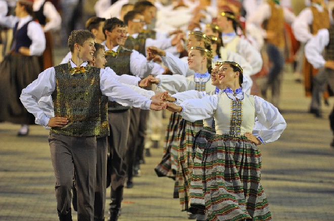 1Lettland, Gesangs- und Tanz-Festival, tanzende Paare, Foto Latvian National Centre for Culture