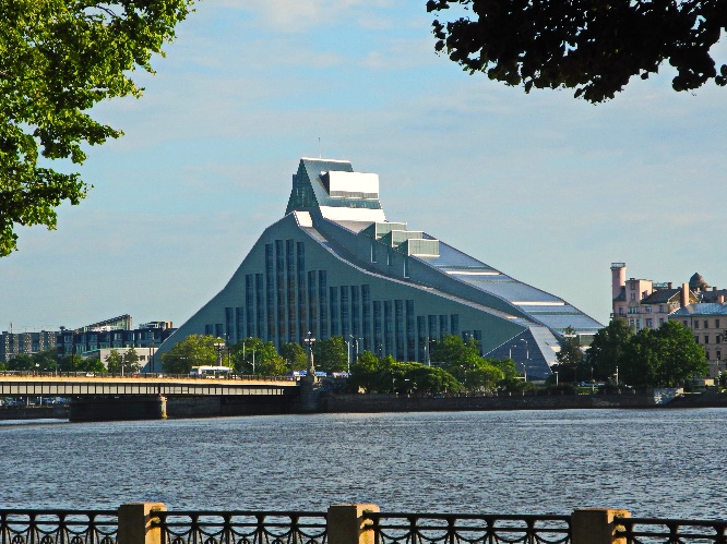 1Riga, Lettlands National Bibliothek, 2014, an der Daugava, Foto Ursula Wiegand