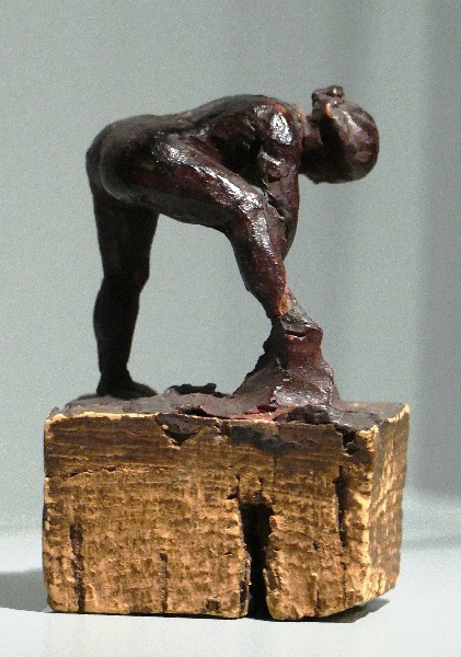Eine winzige aus einem Korken geschnitzte Badende von Edgar Degas Foto Andrea Matzker P3720654
