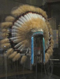 Weltmuseum Indianerkopfschmuck~1