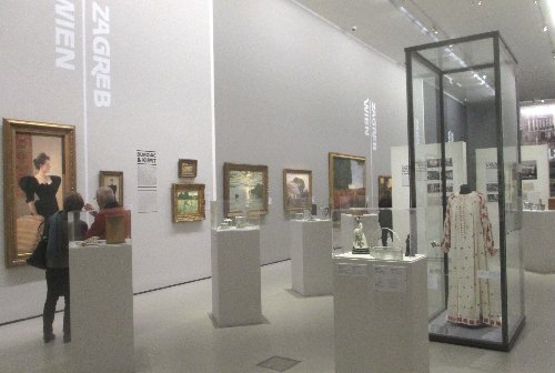 Zagreb Raum mit Kleid~1
