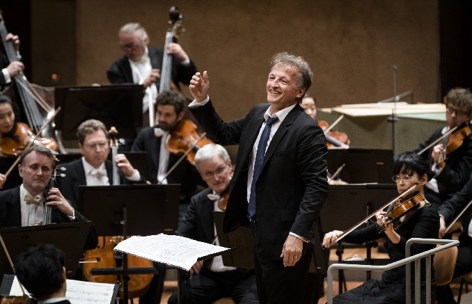 jean christophe spinosi dirigiert die berliner philharmoniker, foto stephan rabold