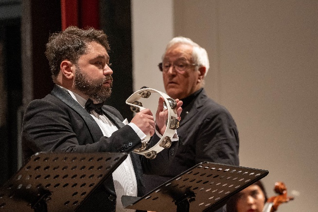 david geringas, dirigent, und tenor rafailis karpis, tamburin mit schellen, , copyright geert maciejewski