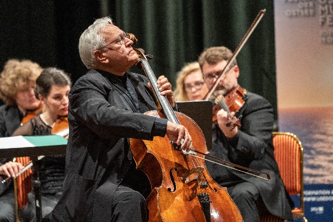 david geringas als cellist und leiter beim eröffnungskonzert des usedomer musikfestivals. copyright geert maciejewski