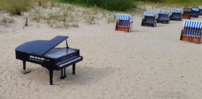 usedomer musikfestival 2021, flügel am strand vom seebad ahlbeck, f