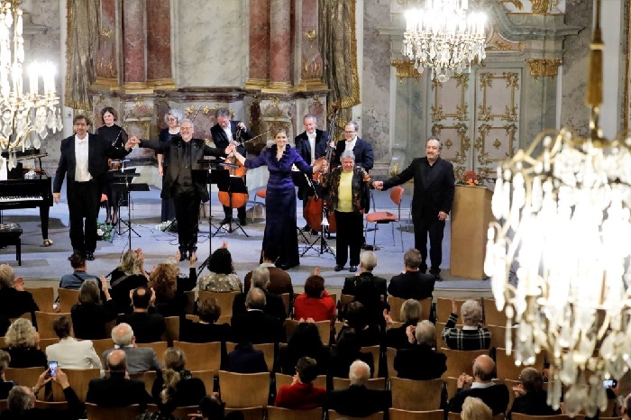  salon orchester frank lippe (im bild links) alejandro marco buhrmester (bariton) betsy horne (sopran) hilde lutz (richard wagnerverband) zurap zurabi
