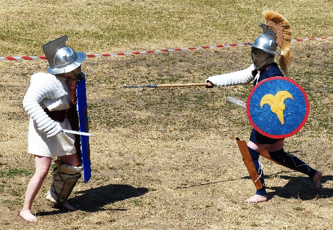 römische gladiatrices murmillo und thraex kämpfen gegeneinander auf den uni wiesen von köln foto andrea matzker p2490602