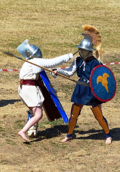 römische gladiatrices murmillo und thraex kämpfen gegeneinander auf den uni wiesen von köln foto andrea matzker p2490607
