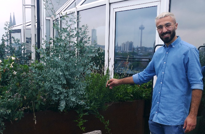 wasserturm eshan kasem zeigt seine kräutergärten foto andrea matzker p5180706