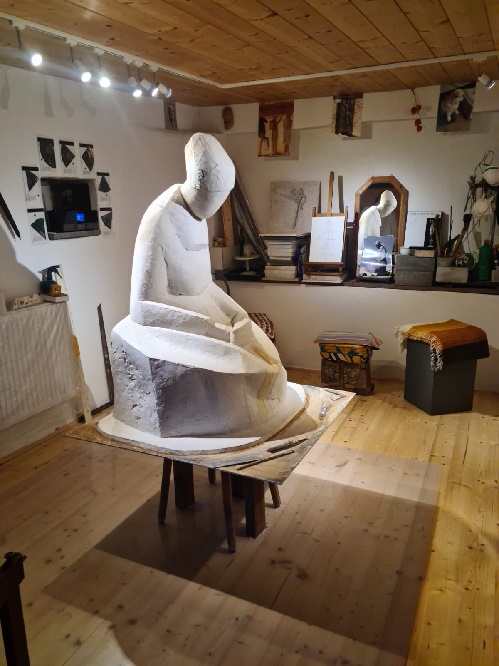 arbeitsraum von hortensia mit skulptur einsamkeit
