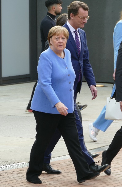 angela merkel und ministerpräsident wüst foto andrea matzker p5290941