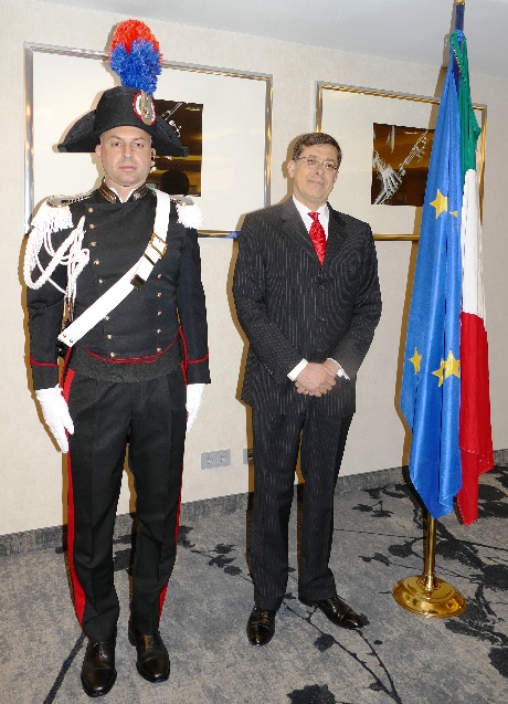 köln 2. juni 2023 italienischer nationalfeiertag carabiniere angelo greco und der italienische generalkonsul luis cavalieri laden zum empfang im hotel mondial am dom foto andrea matzker p5310307