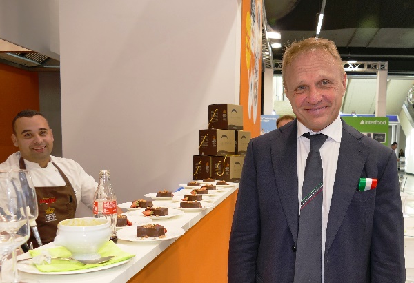 anuga 23 (10) minister francesco lollobrigida bei inalpi bedauernd verzichtet er auf den bonèt foto andrea matzker p5420825 ta