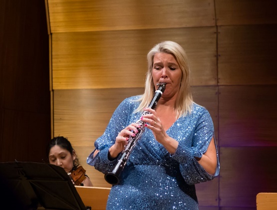 » HAMBURG/Laeiszhalle: Klarinettistin Sabine Grofmeier und ein ...