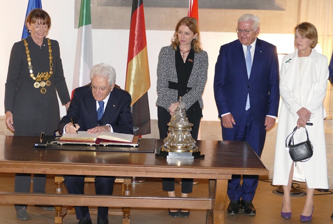 c der eintrag ins goldene buch mit henriette reker, sergio und laura mattarella, frank walter steinmeier und elke büdenbender foto andrea matzker p5630744