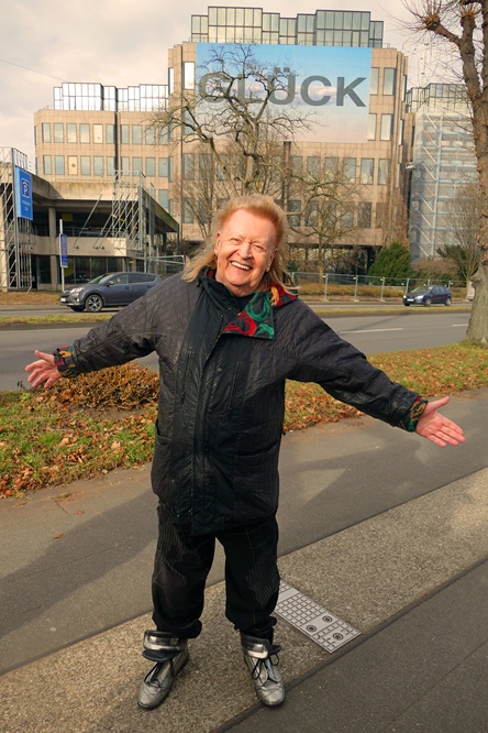ha 1 schult beim auftakt zur aktion glück vor dem devk gebäude foto andrea matzker p5690229