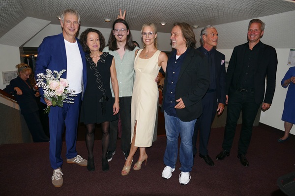 theater am dom premierenfeier mit ensemble, regisseur und ausstatter foto andrea matzker p5780295
