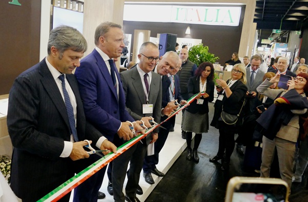 07.10.2025 anuga 1 minister francesco lollobrigida, 2. v. li., durschschneidet das band zur offiziellen eröffnung der italienischen stände foto (c) andrea matzker p5780653