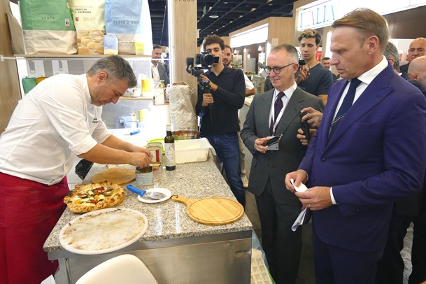 07.10.2025 anuga 3 der minister besucht die einzelnen italienischen stände foto (c) andrea matzker p5780142m