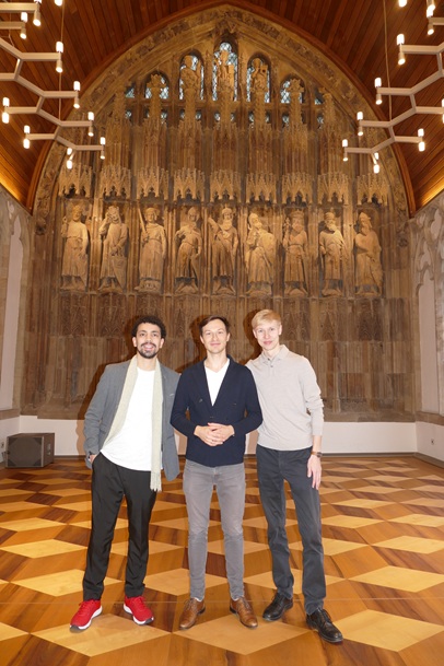 dirigentenwettbewerb hansasaal rathaus 19.10.25 luis toro araya, 30, chile, friedrich praetorius, 28, berlin, henri christofer aavik, 30, estland foto andrea matzker p5790714