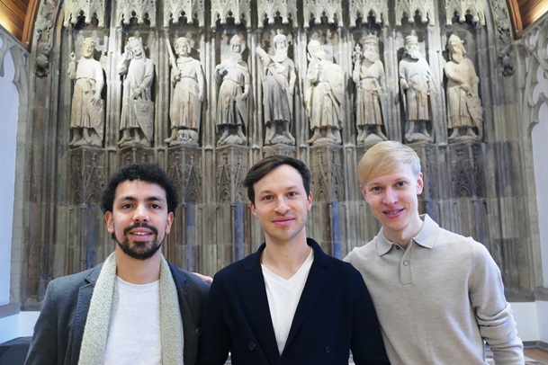 dirigentenwettbewerb hansasaal rathaus 19.10.25 luis toro araya, 30, chile, friedrich praetorius, 28, berlin, henri christofer aavik, 30, estland foto andrea matzker p5790720