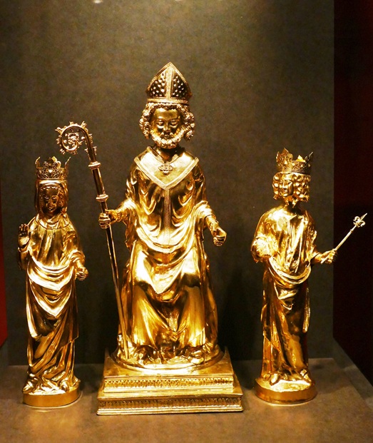 dom 4 die figuren der suibertusseite des suitbertusschreins um 1300 foto andrea matzker p5790622