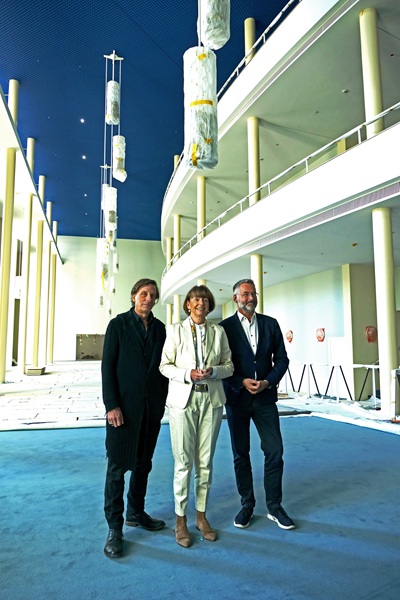 oper 4 schauspielintendant kay voges mit ob henriette reker und opernintendant hein mulders im noch halb verdeckten foyer foto andrea matzker p5780600a