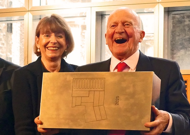 wallraf 3 ob henriette reker und peter jungen zeigen strahlend den deckel der nun verschlossenen zeitkapsel foto andrea matzker p5800993 ta a