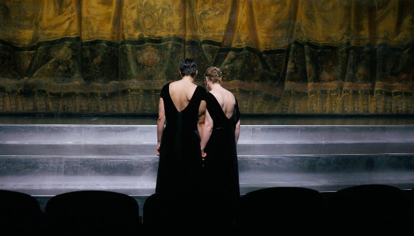 01 Ödipus die zwei vor dem vorhang ullwidth~1