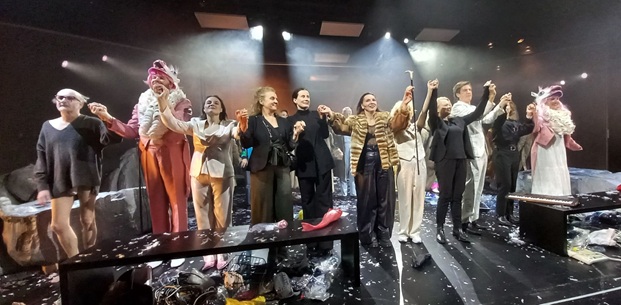 ae14 applaus mit produktionsteam