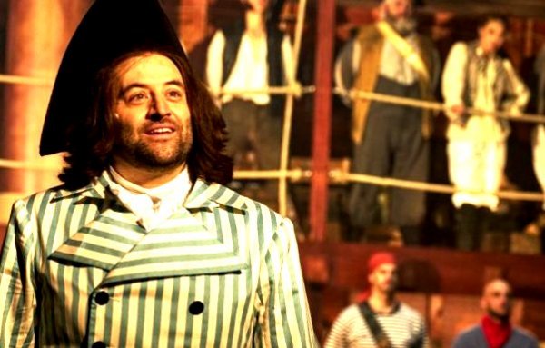 gu01 llivers reisenc eckes( c)tommy hetzel burg2~1