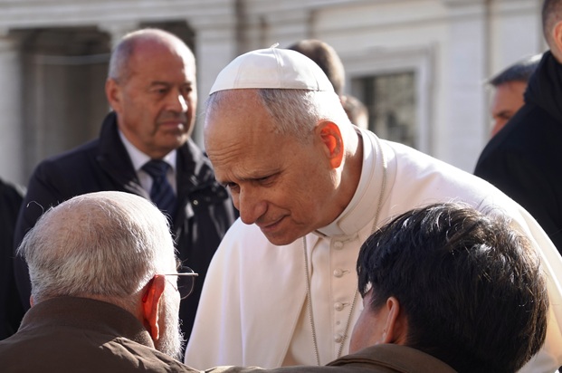 papstaudienz papst leo xiv. begrüßt die gläugigen foto andrea matzker dsc08661