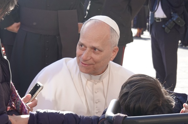 papstaudienz papst leo xiv. begrüßt die gläugigen foto andrea matzker dsc08694